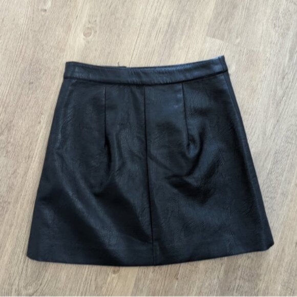 Faux leather asymmetrical zip mini skirt - Picture 4 of 5